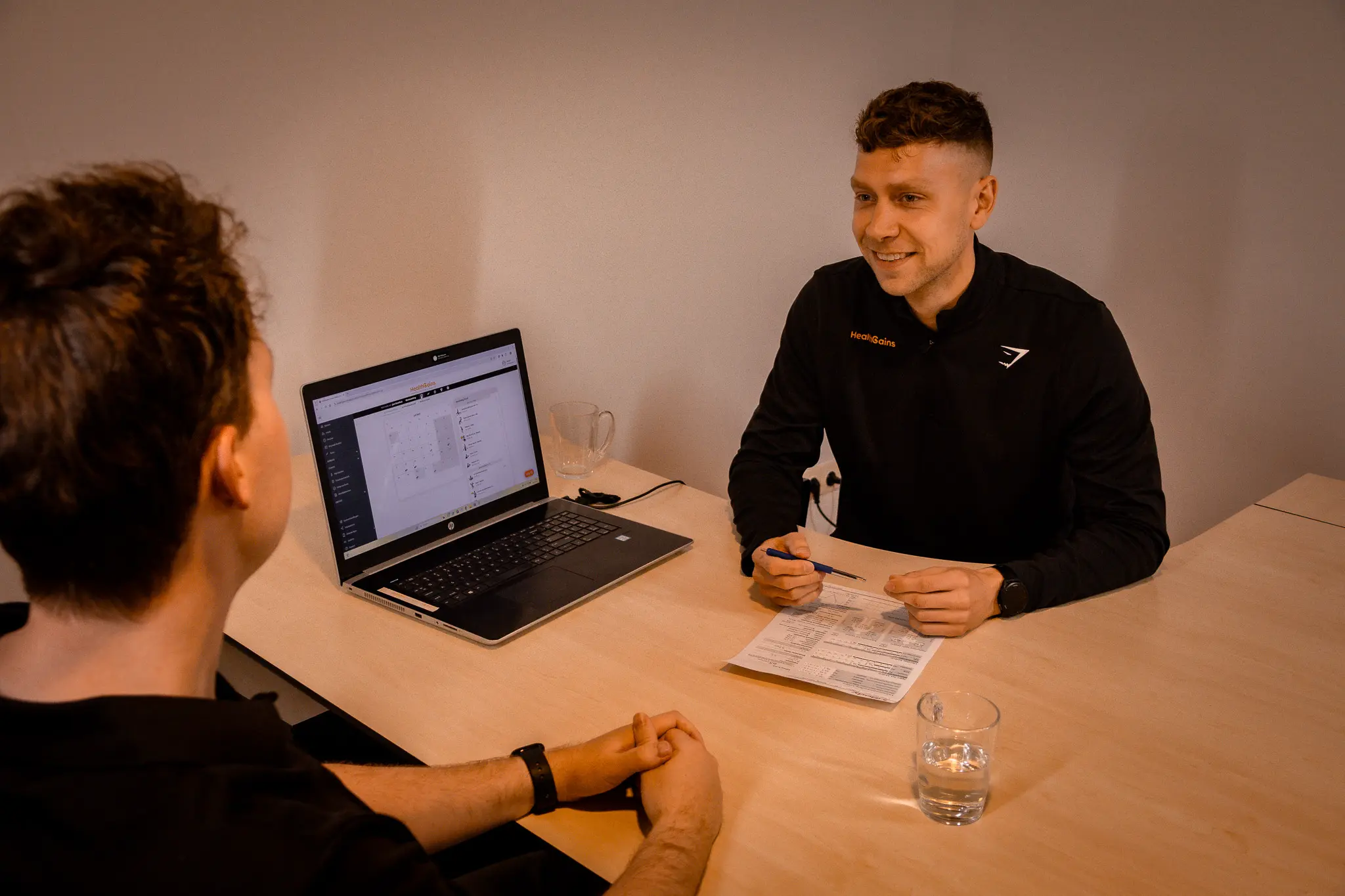 Personal trainer van HealthGains in Enschede die coaching aan het geven is.