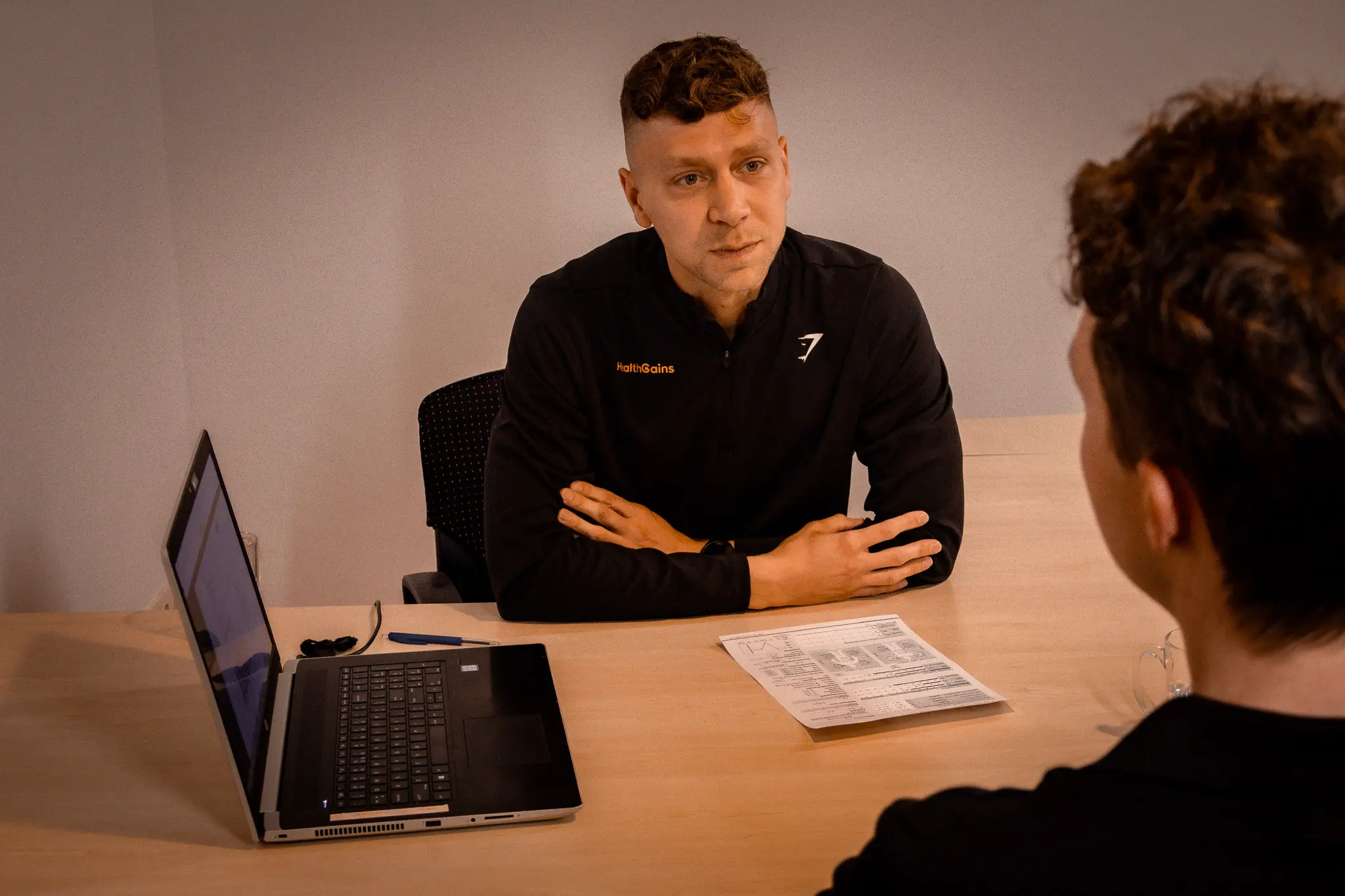 Personal trainer van HealthGains in Enschede die coaching aan het geven is.