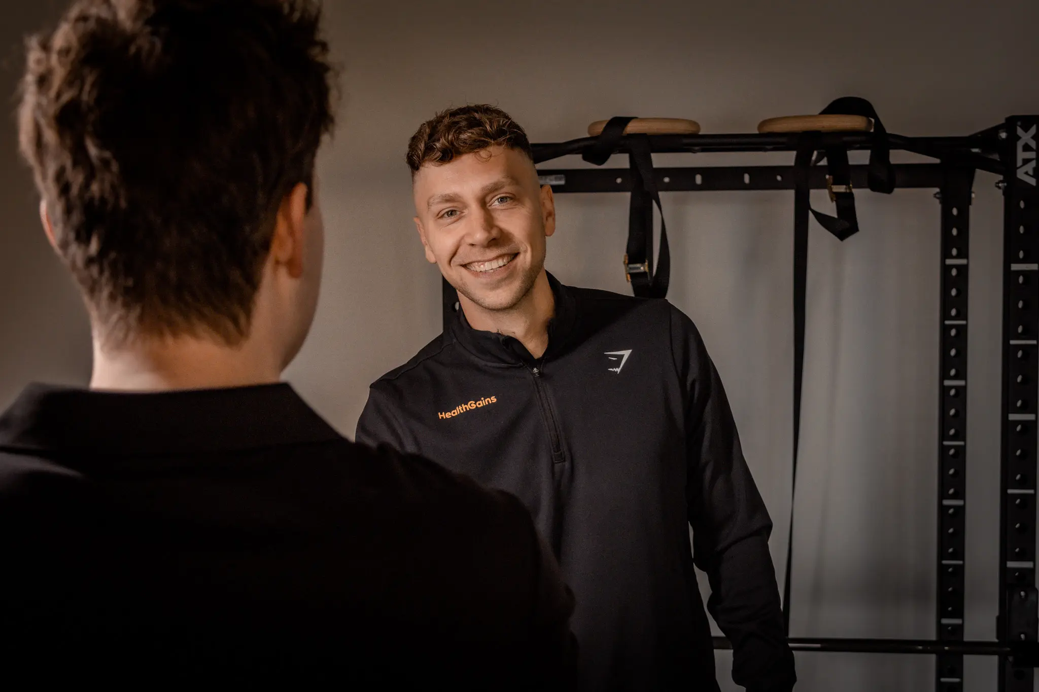 Personal trainer van HealthGains in Enschede die een nieuwe personal training klant ontmoet.