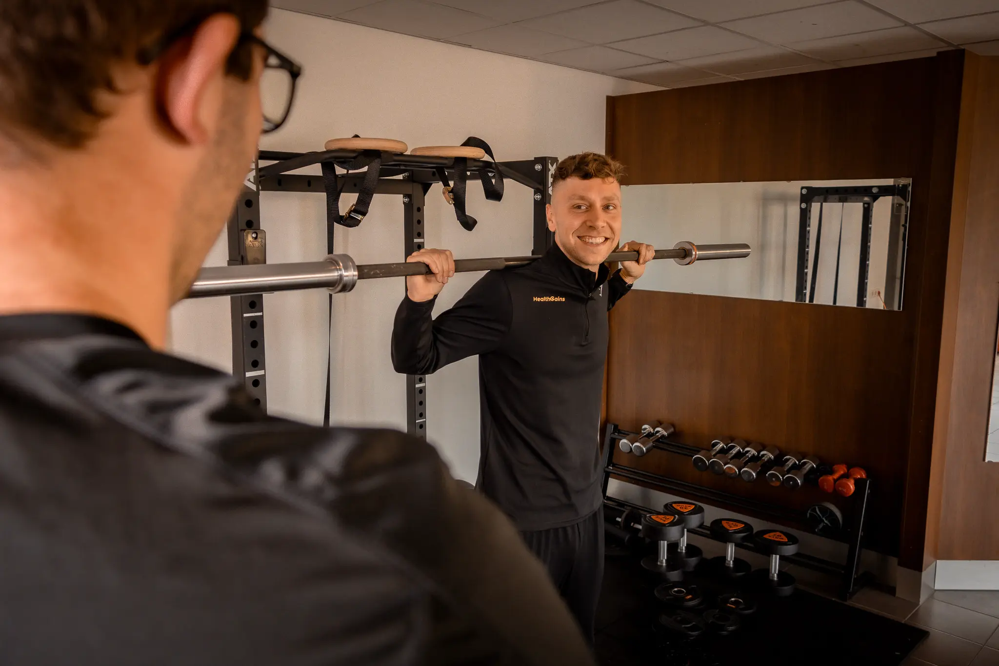 Personal trainer van HealthGains in Enschede die personal training aan het geven is.
