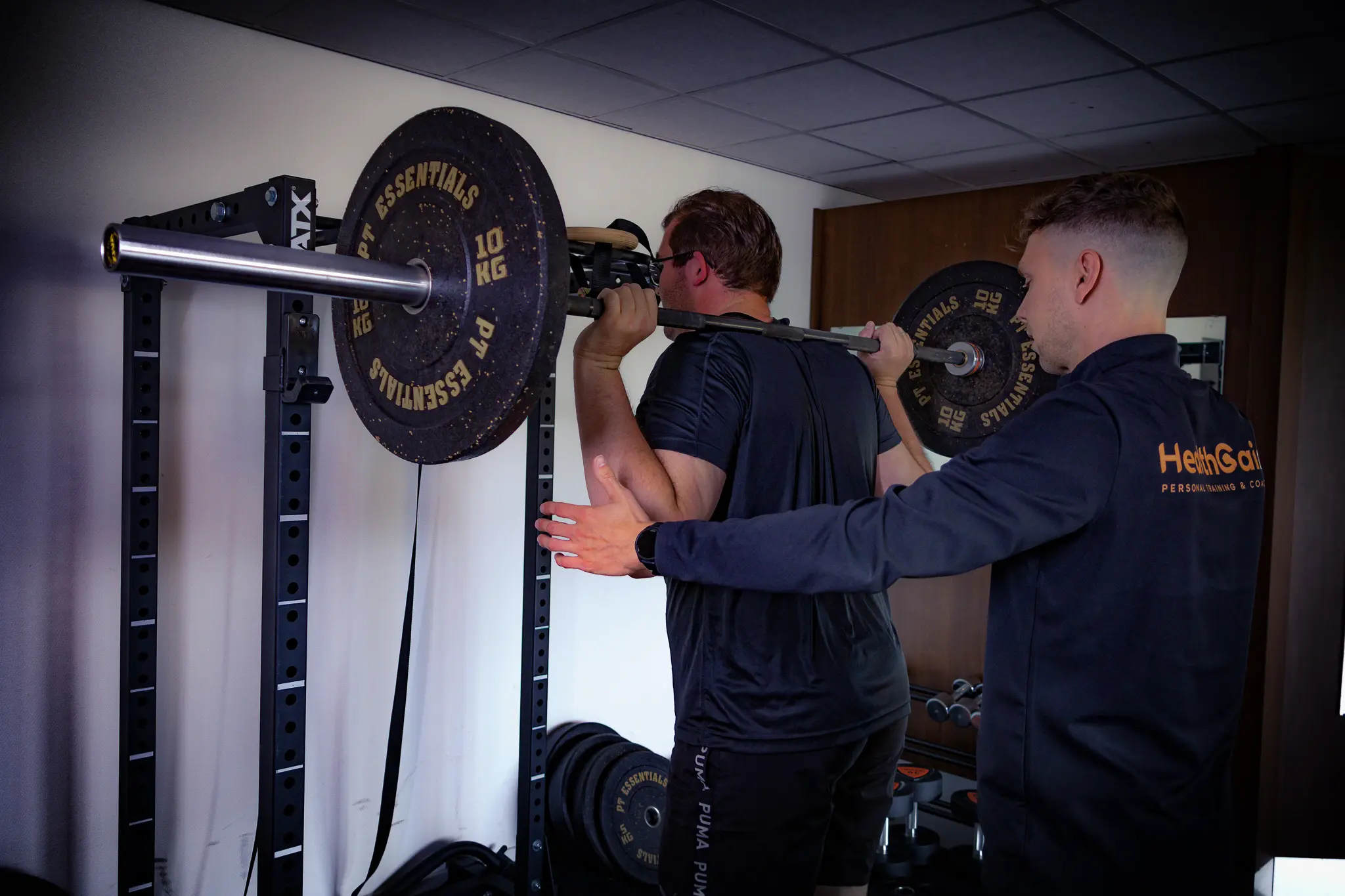 Personal trainer van HealthGains in Enschede die een klant personal training aan het geven is.