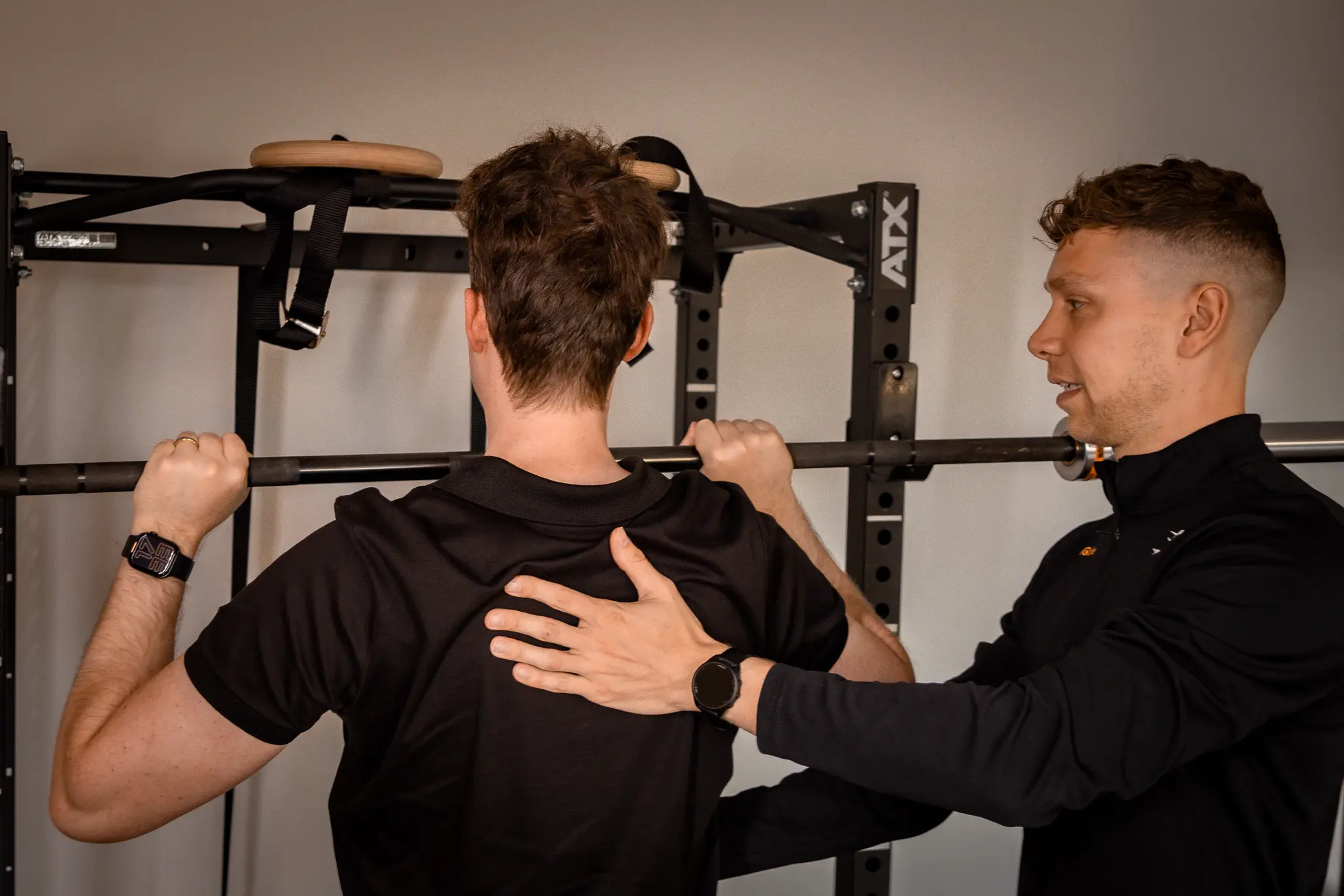 Personal trainer van HealthGains in Enschede die een klant personal training aan het geven is.