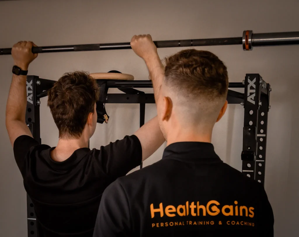 Personal trainer van HealthGains in Enschede die een klant personal training aan het geven is.