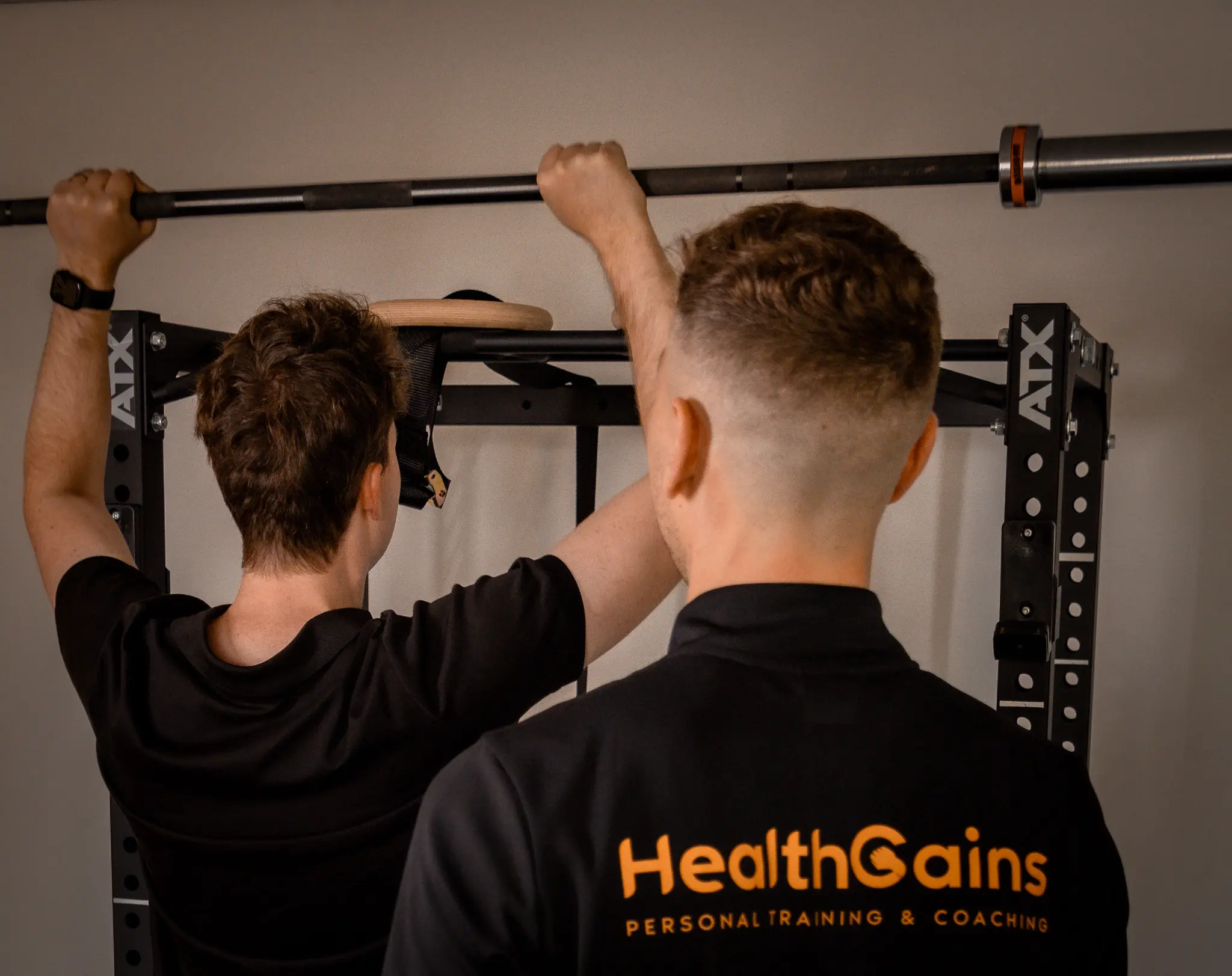 Personal trainer van HealthGains in Enschede die een klant personal training aan het geven is.